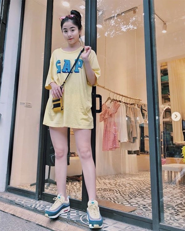 Chồng đẹp con xinh hot-mom này còn khiến fan ngưỡng mộ bởi diện áo phông cũng lung linh hết sức - 10