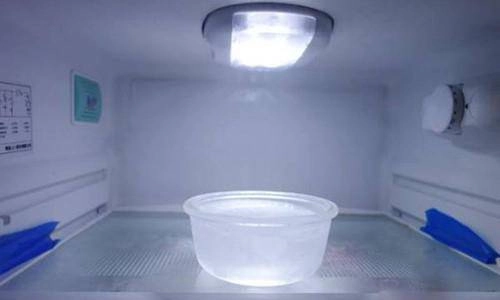 Để 1 cốc nước qua đêm trong tủ lạnh tiết kiệm cả triệu tiền điện mỗi năm nhờ mẹo này - 2