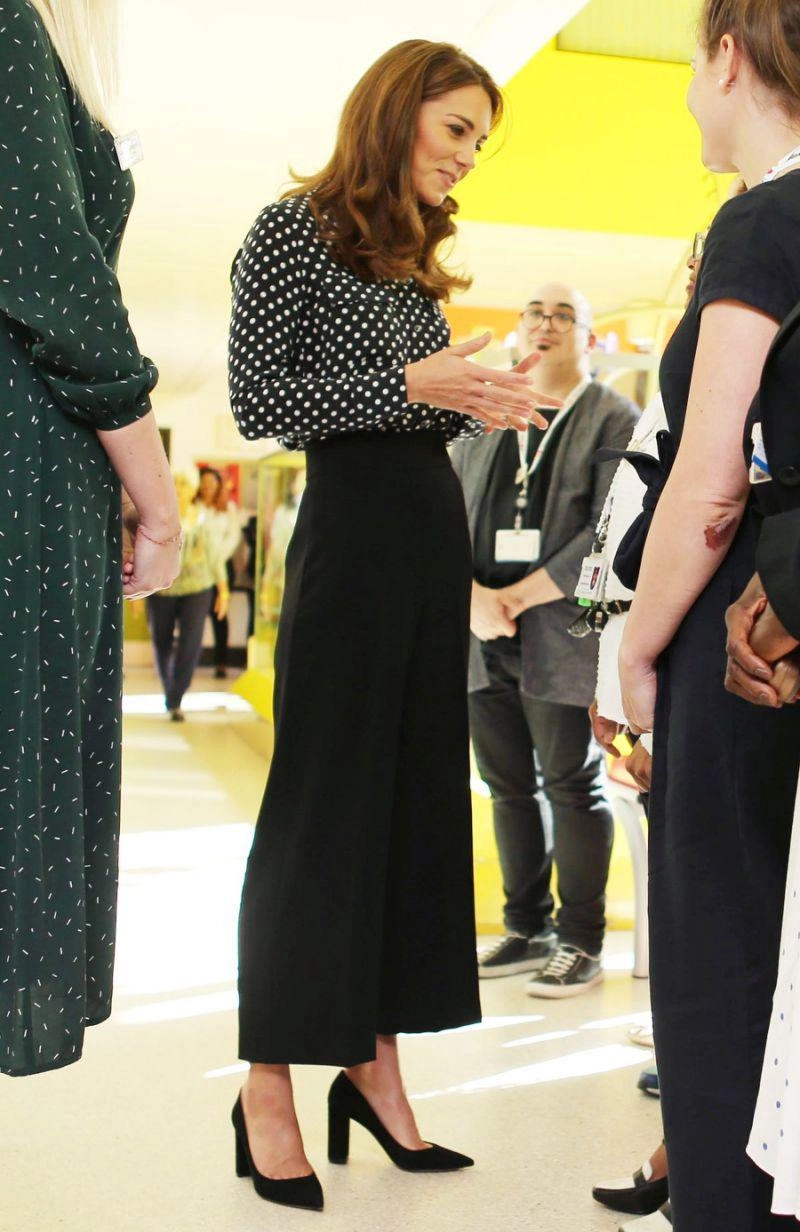 Diện chiếc quần culottes bình dân vài trăm ngàn kate middleton không làm mất đi phong cách quý phái - 5