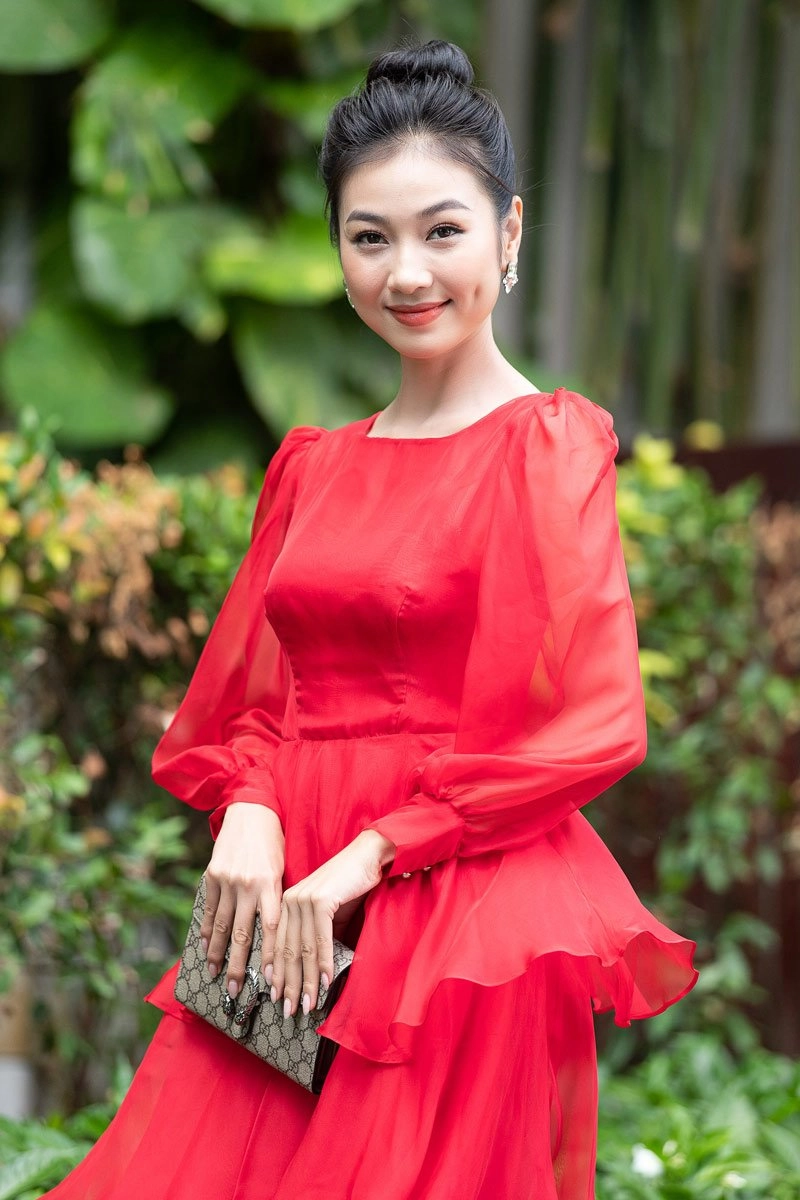 Đỗ mỹ linh tiểu vy bồi hồi ngắm nhìn chiếc vương miện 3 tỷ đồng của miss world việt nam - 10