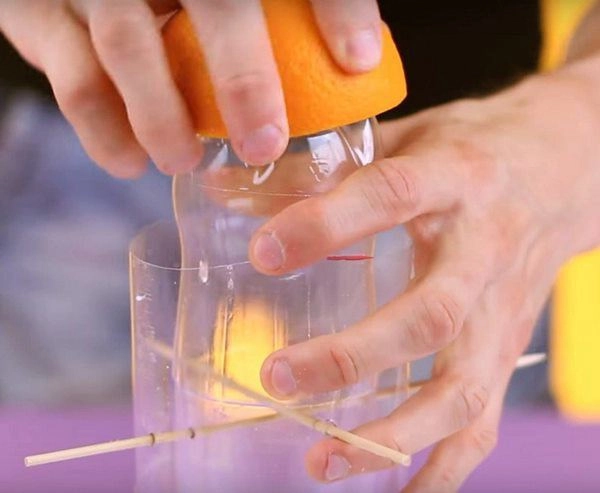Hàng xóm cắt băng vệ sinh để dưới chân ghế tưởng lạ nhưng nghe lý do nhà nhà muốn học - 3
