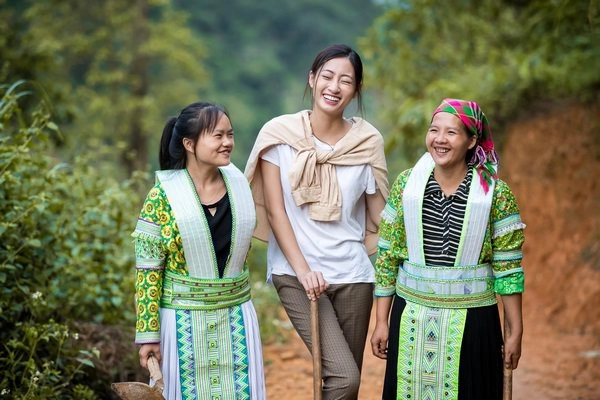 Khéo như tân hoa hậu lương thuỳ linh diện áo phông quần vải xuề xoà vẫn ghi điểm tuyệt đối - 1