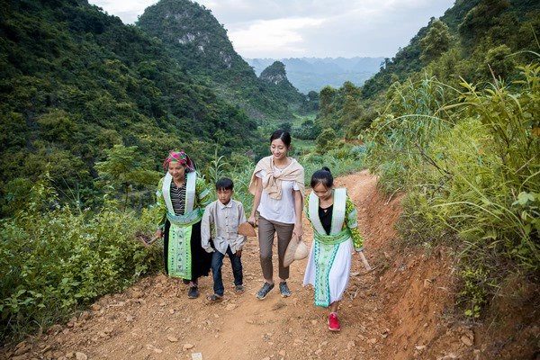 Khéo như tân hoa hậu lương thuỳ linh diện áo phông quần vải xuề xoà vẫn ghi điểm tuyệt đối - 2