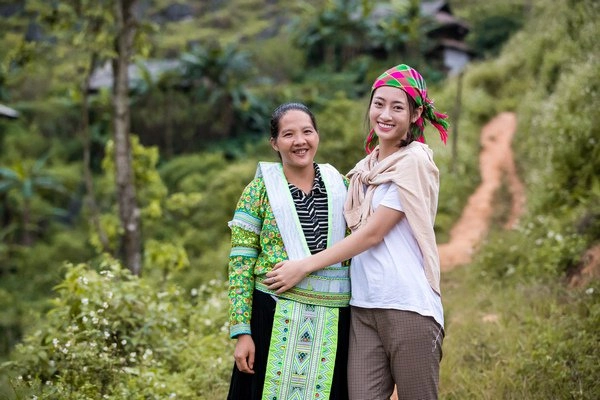 Khéo như tân hoa hậu lương thuỳ linh diện áo phông quần vải xuề xoà vẫn ghi điểm tuyệt đối - 3