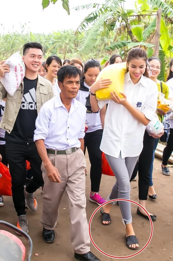 Khéo như tân hoa hậu lương thuỳ linh diện áo phông quần vải xuề xoà vẫn ghi điểm tuyệt đối - 10