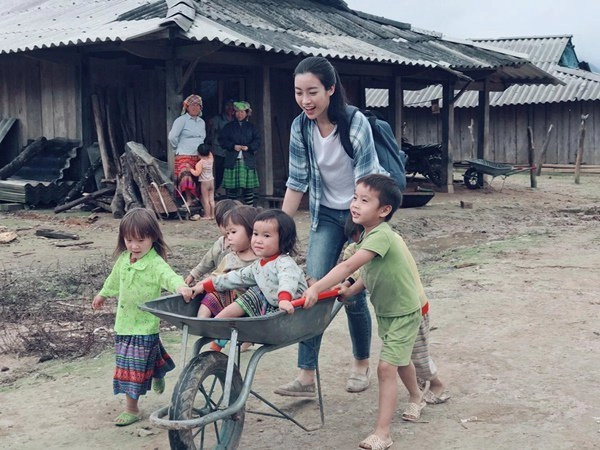 Khéo như tân hoa hậu lương thuỳ linh diện áo phông quần vải xuề xoà vẫn ghi điểm tuyệt đối - 11