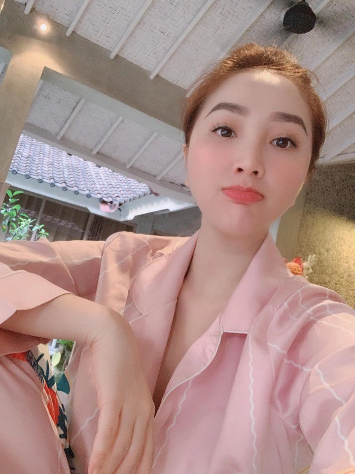 Không ai như bảo thy người ta đi biển phải khoe sắc với bikini còn cô nàng thì - 1