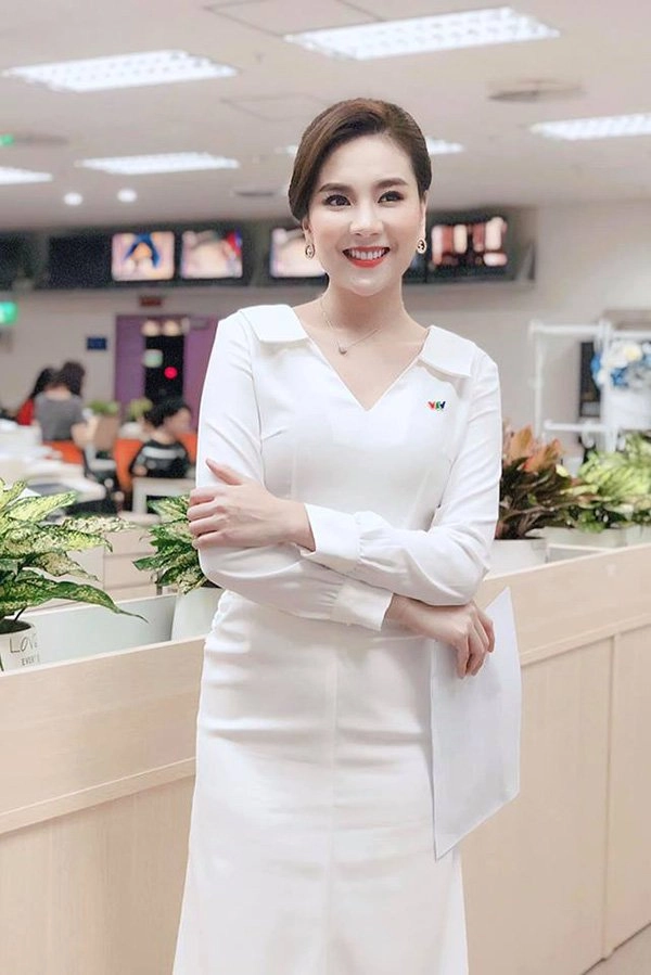 Không cần sexy hở bạo biên tập viên xinh đẹp của vtv vẫn ghi điểm tuyệt đối nhờ điều này - 2