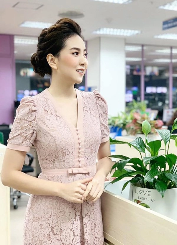 Không cần sexy hở bạo biên tập viên xinh đẹp của vtv vẫn ghi điểm tuyệt đối nhờ điều này - 14