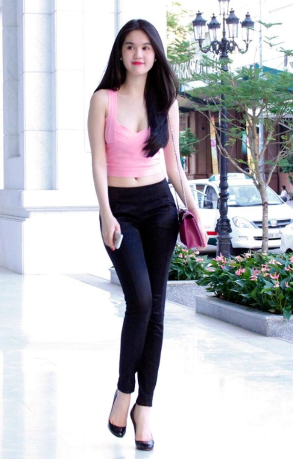 Ngọc trinh cực ngầu với áo crop top siêu ngắn khoe vòng eo 56 trứ danh - 9