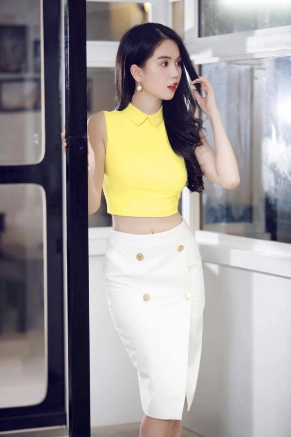 Ngọc trinh cực ngầu với áo crop top siêu ngắn khoe vòng eo 56 trứ danh - 12