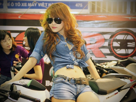  người mẫu triển lãm saigon autotech 2012 - 2