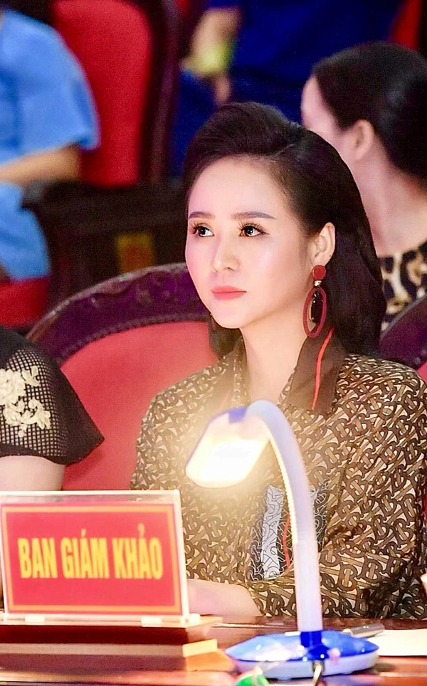 Nữ hoàng hoa hồng bùi thị thanh hương ngồi ghế nóng cuộc thingười đẹp hoa lư 2019 - 5