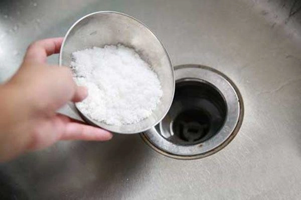 Thả 1 nắm muối vào chậu quần áo sáng ra mẹ trẻ dụi mắt 3 lần xem điều thần kì - 1