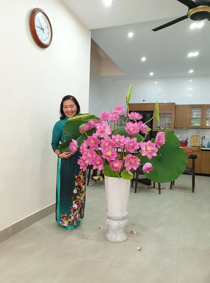 Thương mẹ nuôi 13 con cả đời vất vả con gái u60 ngày ngày cắm hoa để mẹ ngắm chơi - 1