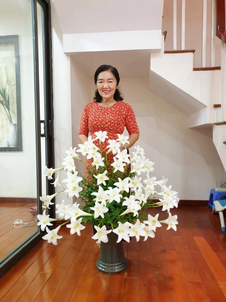 Thương mẹ nuôi 13 con cả đời vất vả con gái u60 ngày ngày cắm hoa để mẹ ngắm chơi - 8