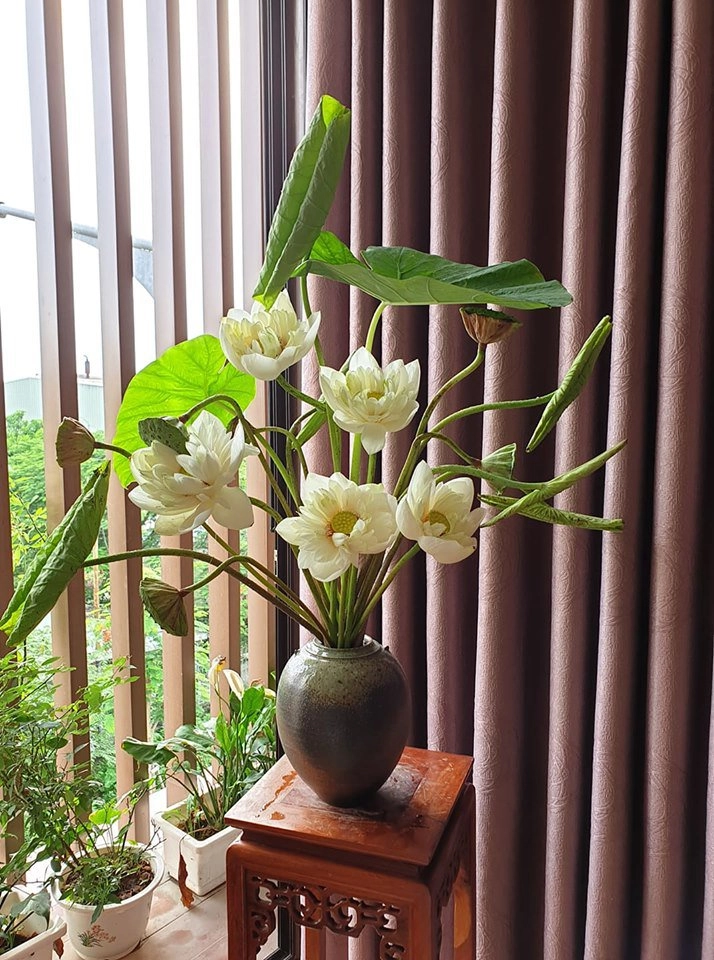 Thương mẹ nuôi 13 con cả đời vất vả con gái u60 ngày ngày cắm hoa để mẹ ngắm chơi - 12