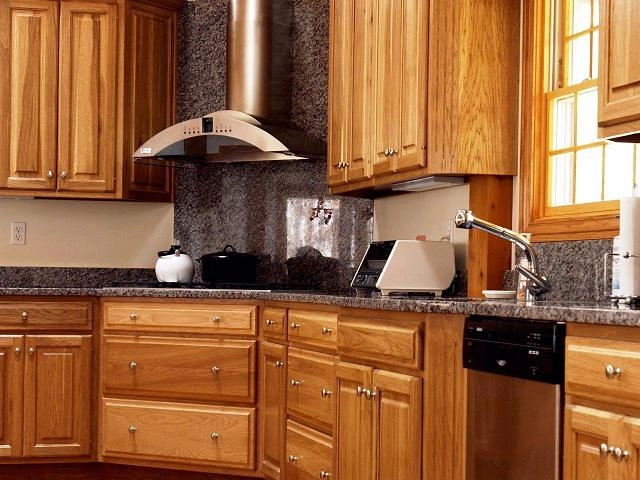 Tủ bếp gỗ sạch bong như mới chỉ với vài mẹo đơn giản đến bất ngờ - 1