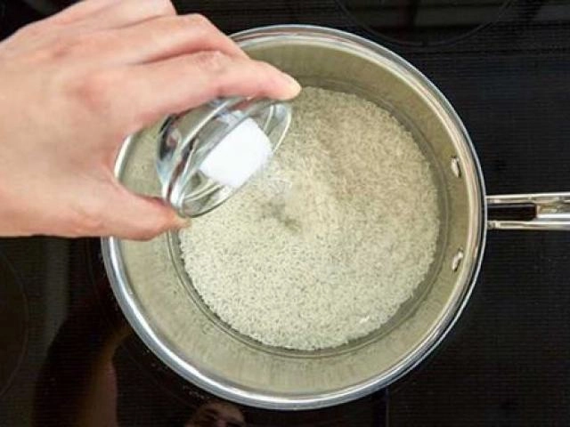 Vợ cầm máy sấy trước tủ lạnh 5 phút chồng lại gần thì vỡ òa thấy thứ chảy bên trong - 6