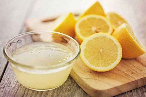 Vô tình đánh rơi bột mỳ trong nhà tắm mẹ trẻ giật mình gọi chồng ra xem điều đặc biệt - 4