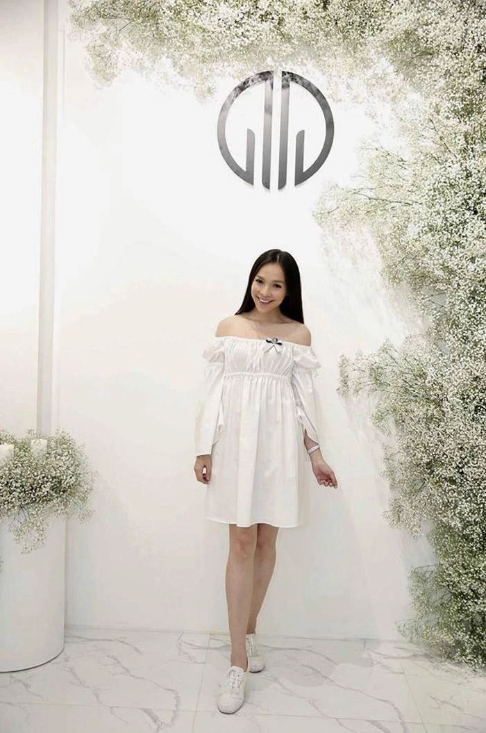 4 bà mẹ đơn thân này ai cũng mặc cực trẻ trung nhưng hiền thục vẫn giỏi cưa sừng nhất - 2