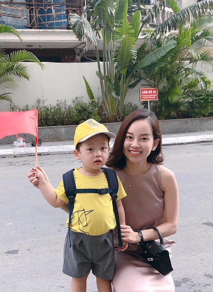 4 bà mẹ đơn thân này ai cũng mặc cực trẻ trung nhưng hiền thục vẫn giỏi cưa sừng nhất - 14