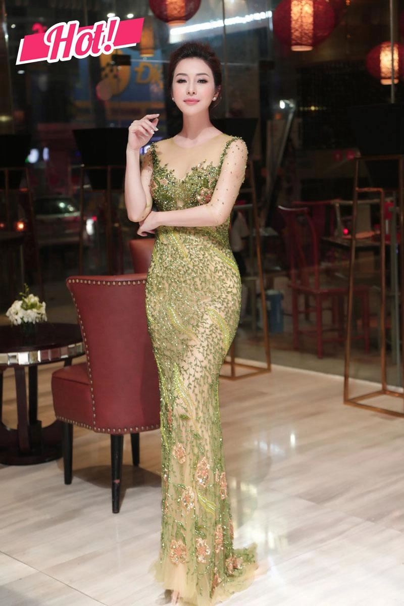 Á hậu diện đồ như rèm cửa từ hy đệ gây nhức nhối vì khoe nội y giữa phố - 4