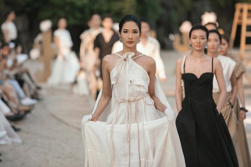 Á hậu hoàng thùy đẹp như nữ thần sải bước catwalk giữa đại dương bao la - 3