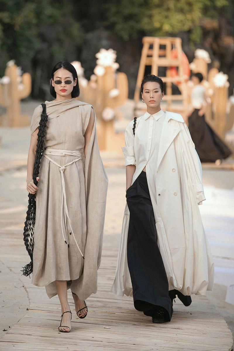 Á hậu hoàng thùy đẹp như nữ thần sải bước catwalk giữa đại dương bao la - 4