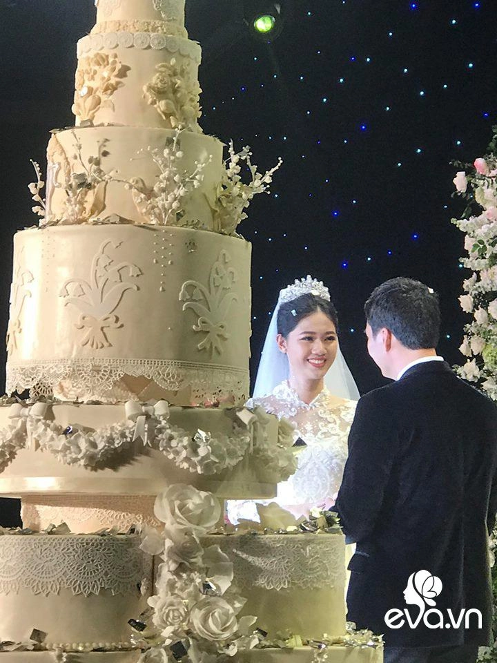 Á hậu thanh tú diện váy lộng lẫy nắm chặt tay ông xã đại gia trong ngày cưới - 2
