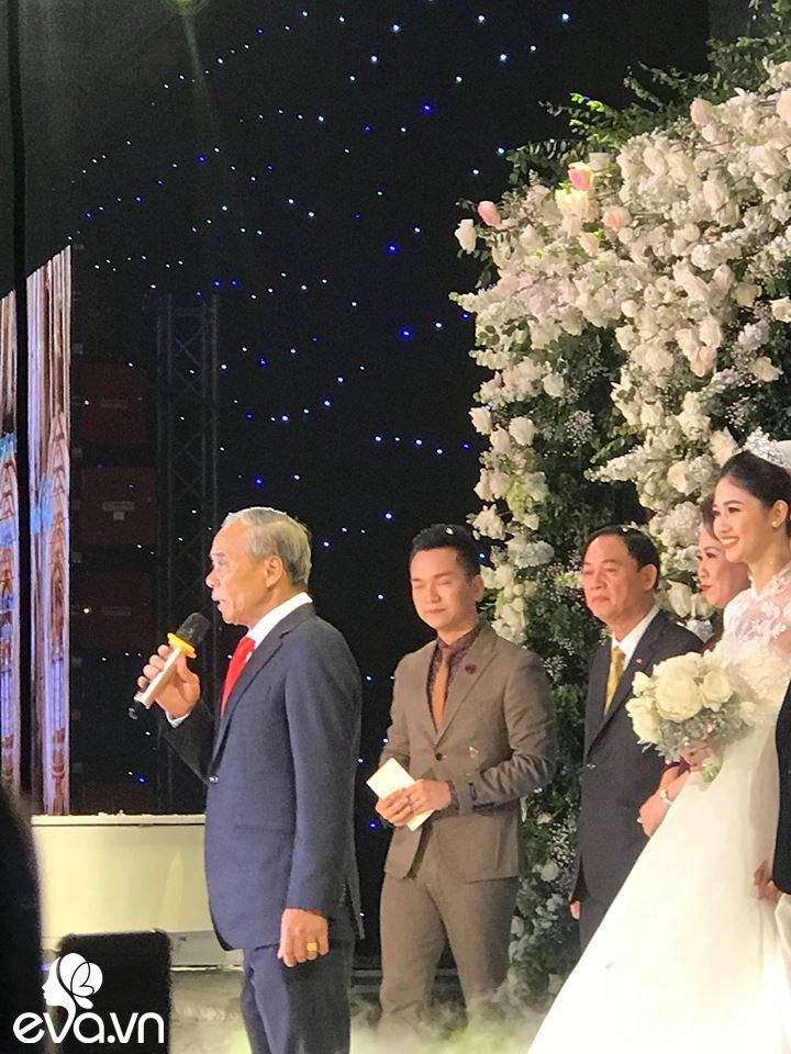 Á hậu thanh tú diện váy lộng lẫy nắm chặt tay ông xã đại gia trong ngày cưới - 3