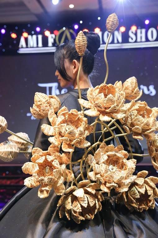 Á hậu trương thị may mang cả cánh đồng sen khi tái xuất sàn diễn - 5