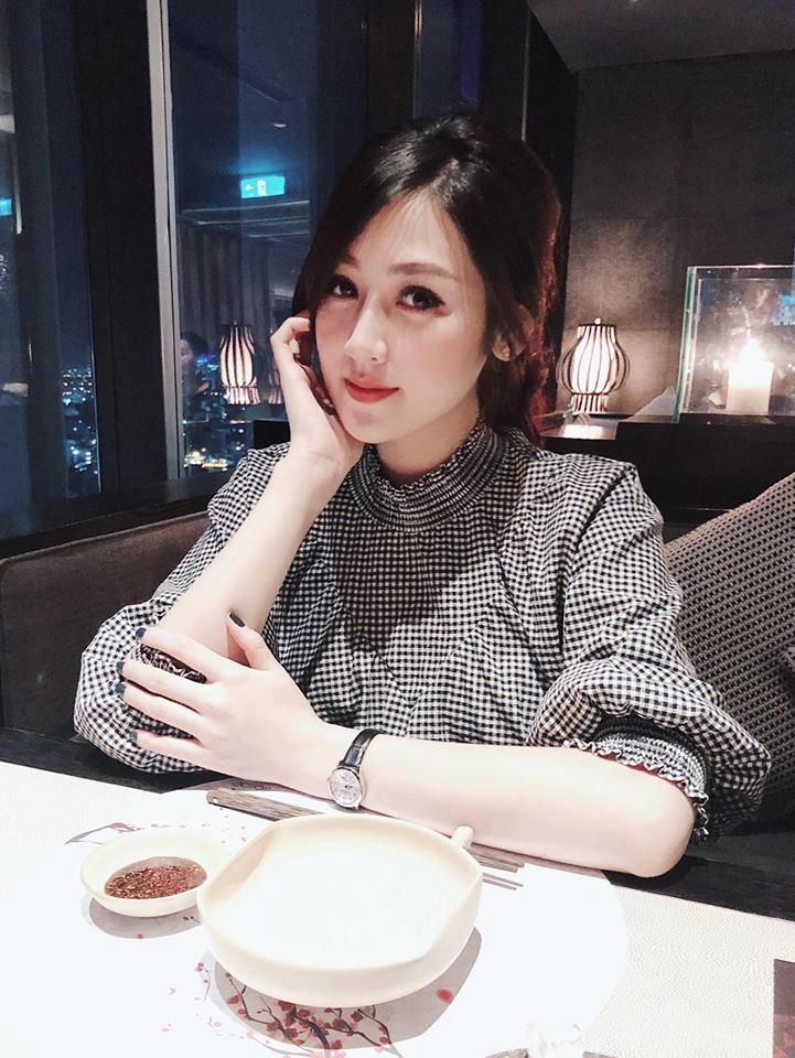 Á hậu tú anh đã có bầu hèn gì toàn diện váy rộng đi giày bệt suốt những ngày qua - 3