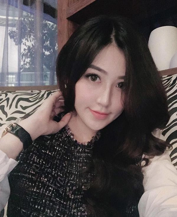 Á hậu tú anh đã có bầu hèn gì toàn diện váy rộng đi giày bệt suốt những ngày qua - 4