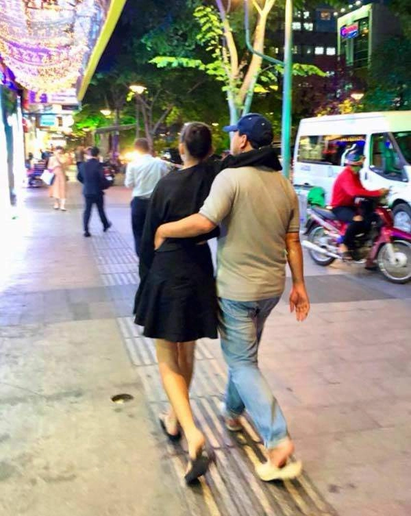 Ai như quyền linh vợ đẹp con ngoan ở nhà triệu đô mà lại chung thủy với món đồ này - 5