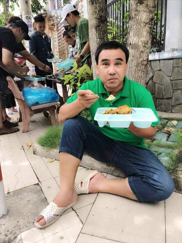 Ai như quyền linh vợ đẹp con ngoan ở nhà triệu đô mà lại chung thủy với món đồ này - 7