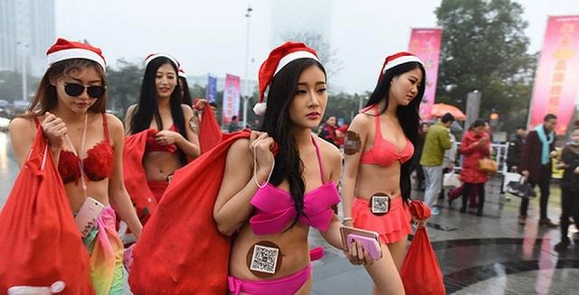 Áo tắm trong suốt mặc như không trang phục bạo nhất ngày noel là đây chứ đâu - 10