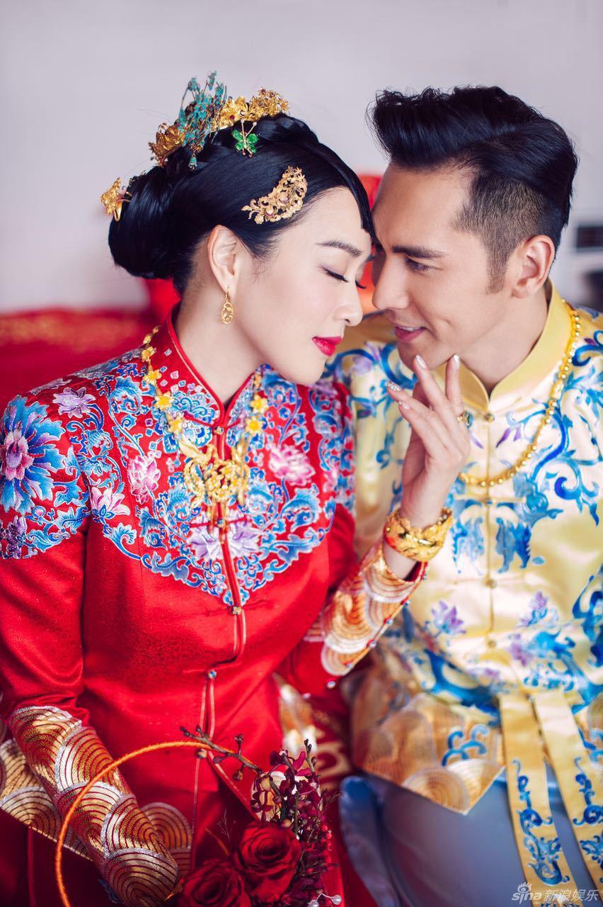 Bà mẹ 48 tuổi vẫn gợi cảm cỡ này bảo sao chồng 3 kém tận 12 tuổi vẫn mê - 1