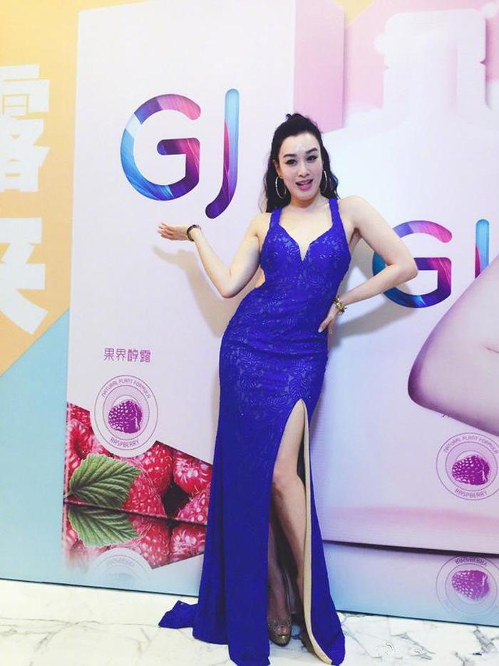 Bà mẹ 48 tuổi vẫn gợi cảm cỡ này bảo sao chồng 3 kém tận 12 tuổi vẫn mê - 4