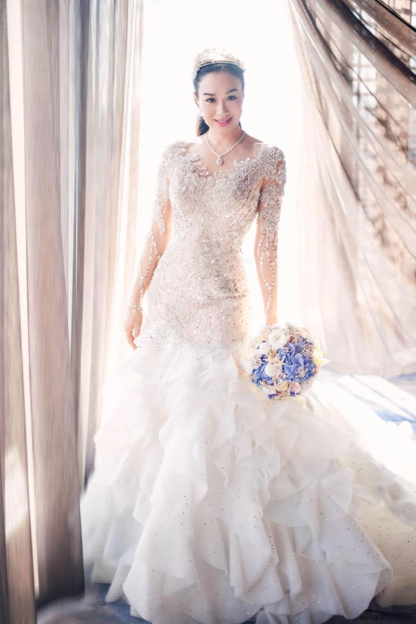 Bà mẹ 48 tuổi vẫn gợi cảm cỡ này bảo sao chồng 3 kém tận 12 tuổi vẫn mê - 9