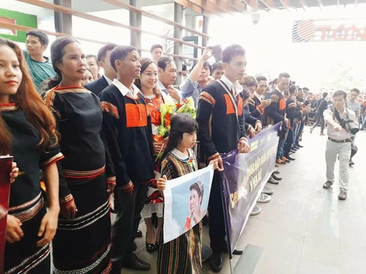 Ba mẹ và dân làng diện trang phục ê đê ra đón hh h hen niê trở về quê hương - 4