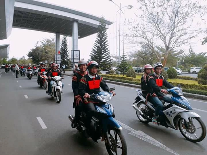 Ba mẹ và dân làng diện trang phục ê đê ra đón hh h hen niê trở về quê hương - 9