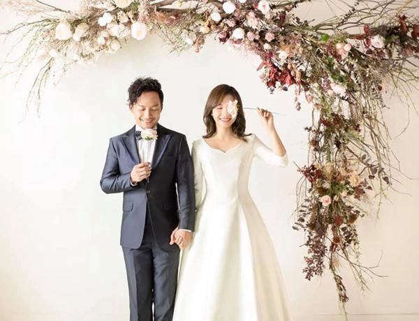 Bà xã tiến đạt bất ngờ tiết lộ điều đặc biệt ở chiếc áo dài xuyên thấu trong lễ cưới - 1