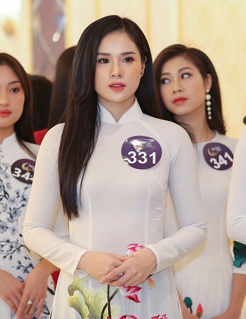 Bạn gái cầu thủ trọng đại xách túi 80 triệu sang chảnh đi thi miss world việt nam 2019 - 11