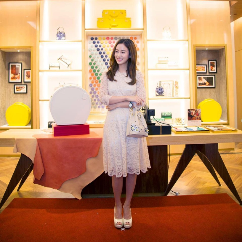 Bố mẹ giàu 2 vợ chồng đều kiếm bộn tiền nhưng kim tae hee lại giản dị khó tin - 13