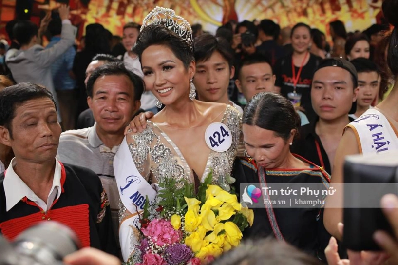 Bố mẹ tân hoa hậu mặc trang phục người ê đê giản dị lần đầu xuất hiện cùng con gái - 1
