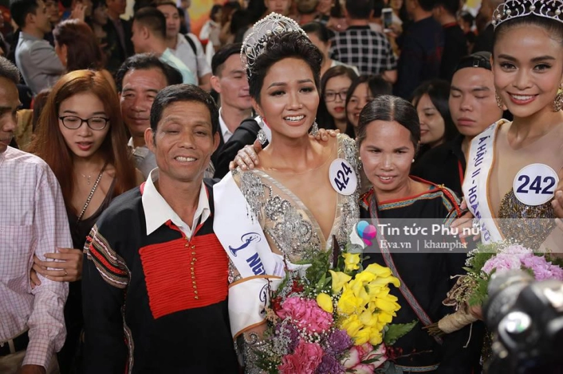 Bố mẹ tân hoa hậu mặc trang phục người ê đê giản dị lần đầu xuất hiện cùng con gái - 2