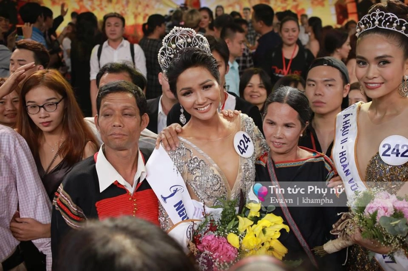 Bố mẹ tân hoa hậu mặc trang phục người ê đê giản dị lần đầu xuất hiện cùng con gái - 4