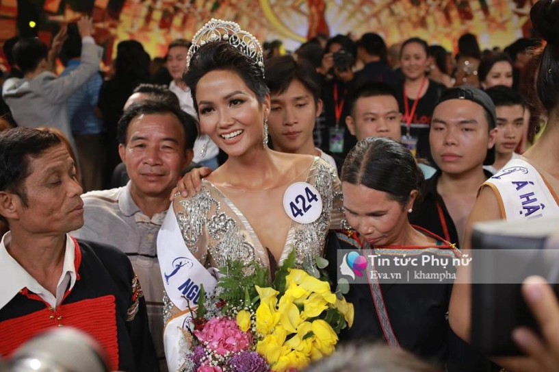 Bố mẹ tân hoa hậu mặc trang phục người ê đê giản dị lần đầu xuất hiện cùng con gái - 6