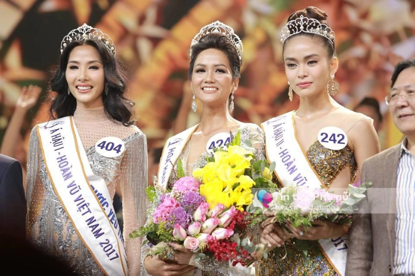Bố mẹ tân hoa hậu mặc trang phục người ê đê giản dị lần đầu xuất hiện cùng con gái - 7
